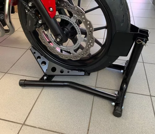 Első kerék rögzítő motorhoz
