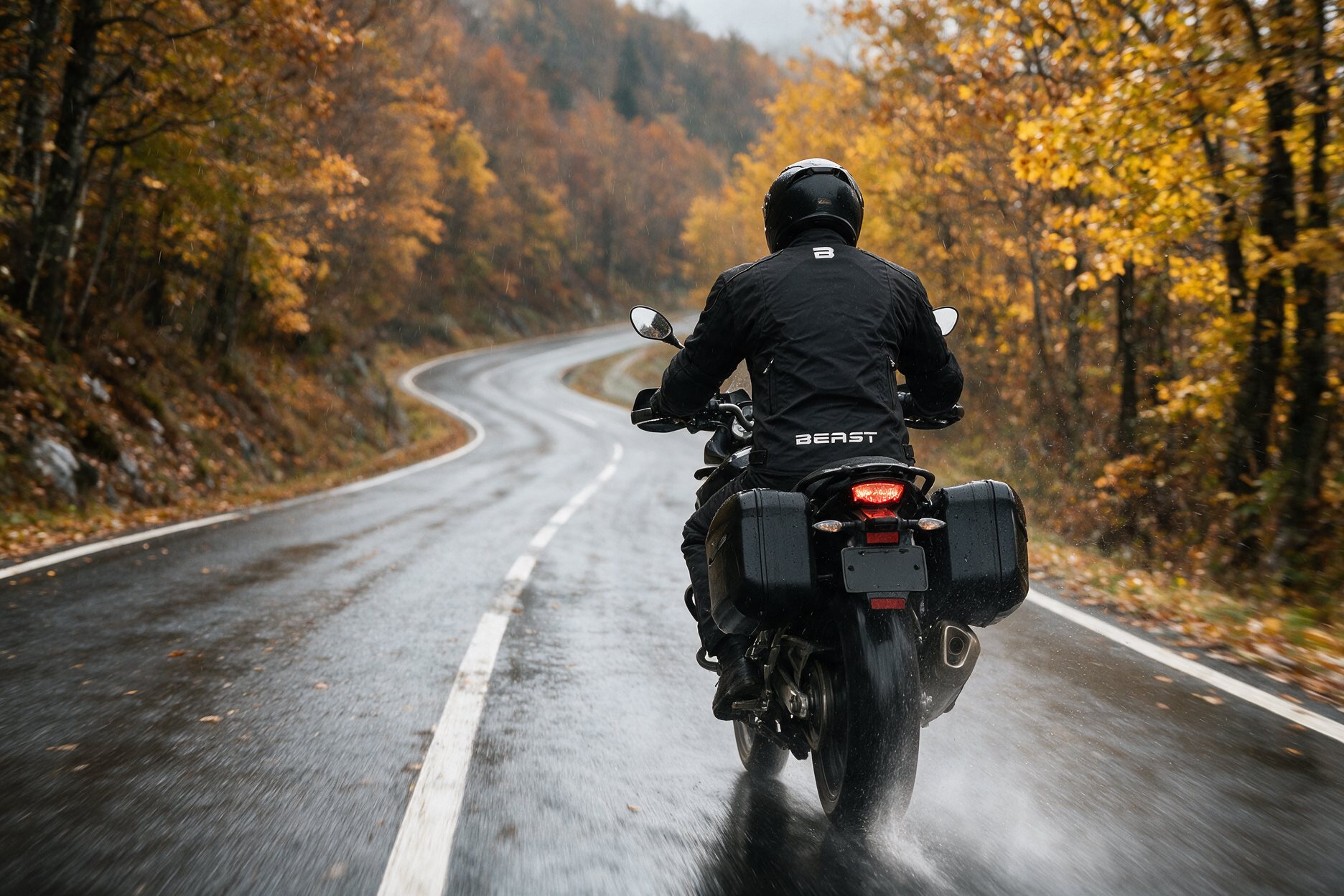 Motoros BEAST BST-1003 kabátban esős őszi úton