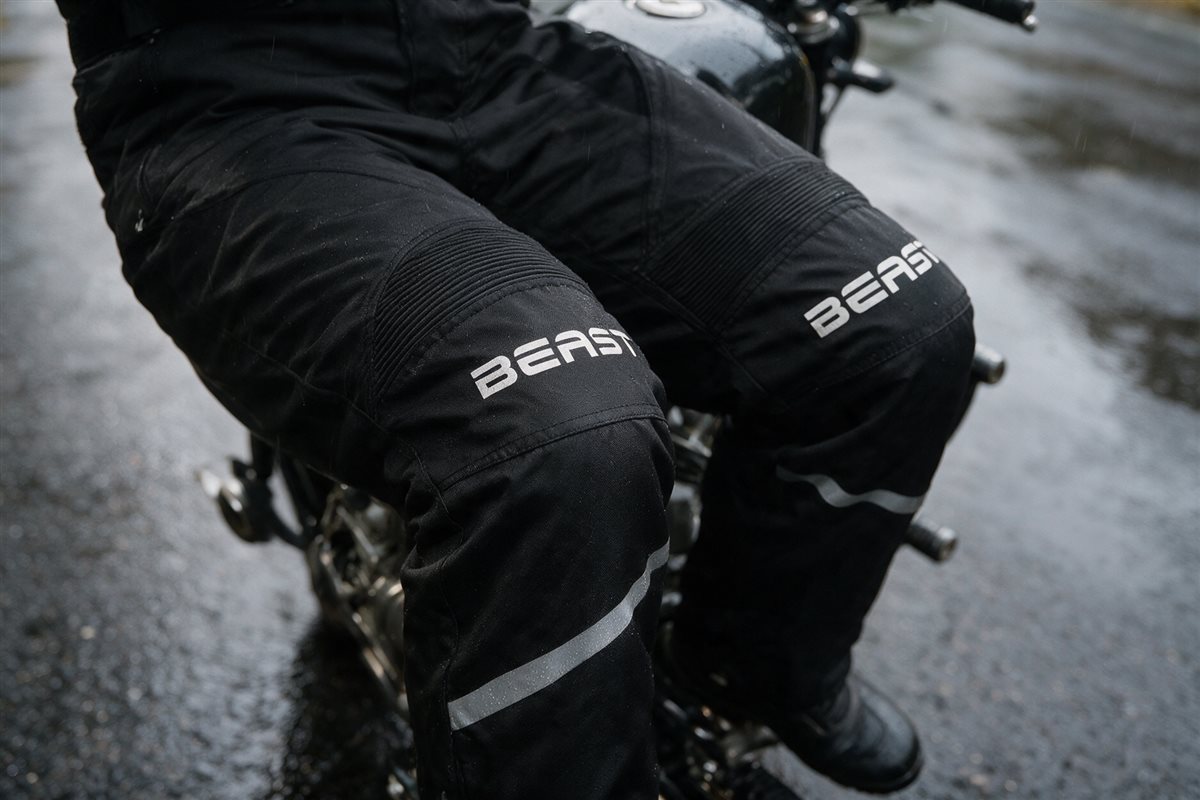 BEAST BST-1717 motoros nadrág közelről, motoron ülve esőben
